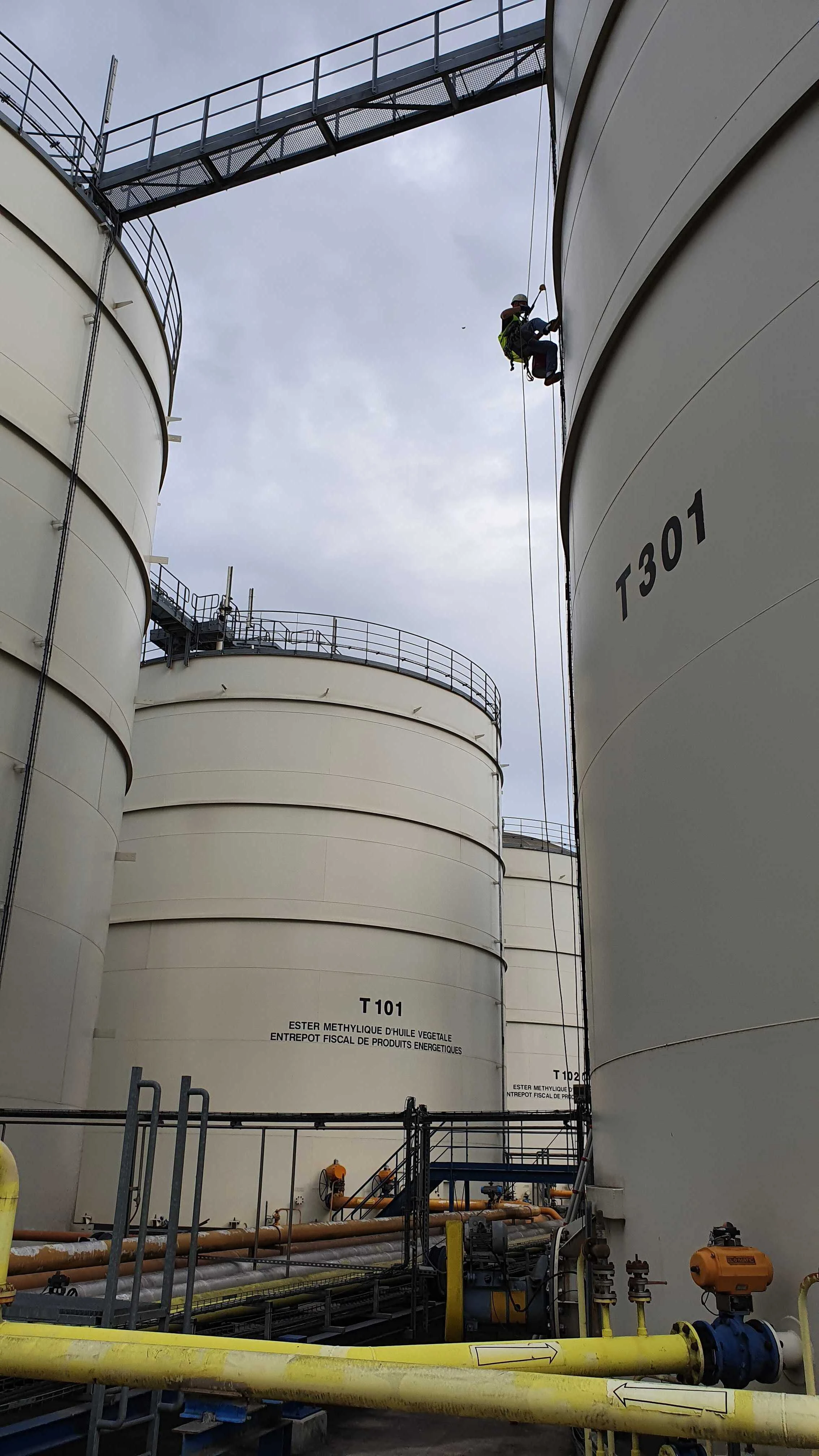 Intervention de cordistes MS Access pour des câbles sur les cuves chez AXIANS PESSAC à Pessac (industrie) – 4